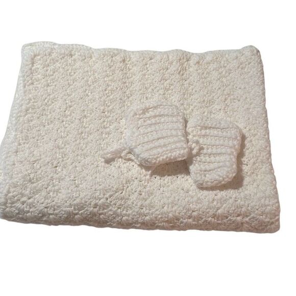 *New* Handmade White Crochet Scalloped Edges Baby Blanket & Bootie Set 29"x 32" - Picture 1 of 9